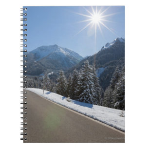 Cuaderno Thrugh vacío idílico del camino un paisaje del