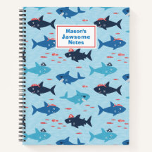 Tiburones graciosos y agudos con gorras piratas en