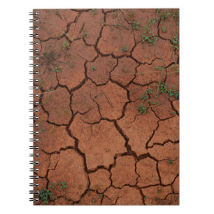 Cuaderno tierra seca y agrietada