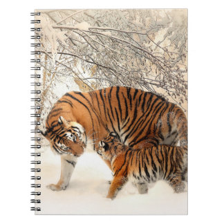Cuaderno Tigre con cachorro en la nieve