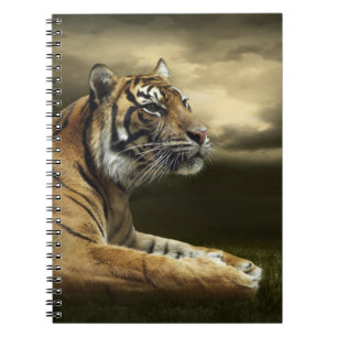 Cuaderno Tigre que mira y que se sienta debajo del cielo