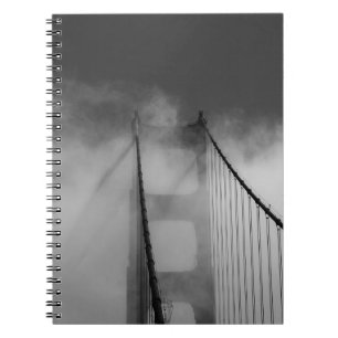 Cuaderno Torre del puente Golden Gate cubierta de niebla