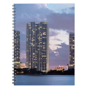 Cuaderno Torres del condominio en la costa en Miami