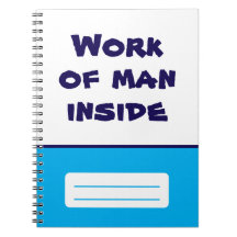 Trabajo del hombre en un bloc de notas en espiral