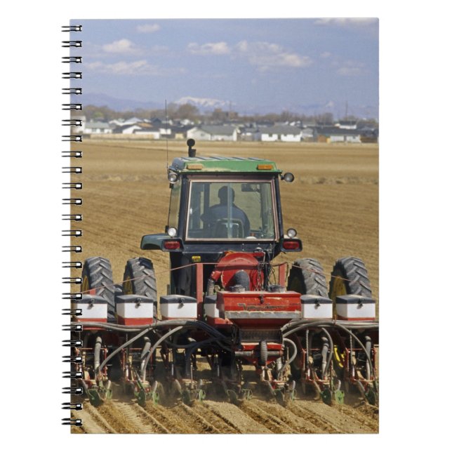 Cuaderno Tractor que tira de un plantador del maíz de (Frente)