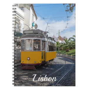 Cuaderno Tranvía amarillo retro en la calle en Lisboa, Port