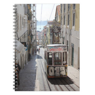 CUADERNO TREN GRIS EN TREN A LO LARGO DEL EDIFICIO