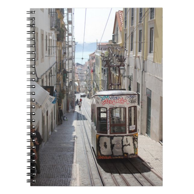 CUADERNO TREN GRIS EN TREN A LO LARGO DEL EDIFICIO (Frente)