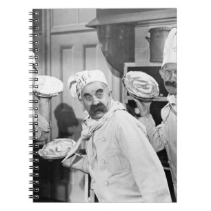 Cuaderno Tres chefs sostienen pasteles para una pelea en la