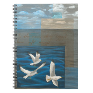 Cuaderno Tres gaviotas blancas volando sobre el agua