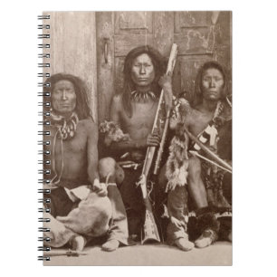 Cuaderno Tres indio Braves, fotografiado por el inglés real