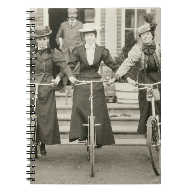 Cuaderno Tres mujeres en las bicicletas, 1900s tempranos (Frente)