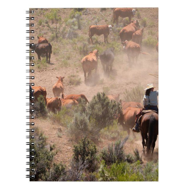 Cuaderno Tres vaqueros y vaqueras arreando ganado (Frente)