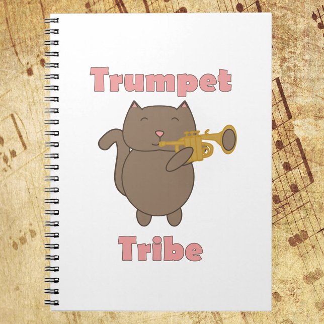 Cuaderno Tribu de la Trompeta Gatito Lindo Rosa (A notebook featuring a brown cat playing the trumpet with the words trumpet tribe in pink.)