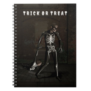Cuaderno Truco o trato. Hombre disfrazado de esqueleto