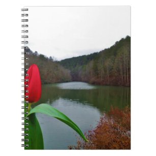 Cuaderno Tulipán rojo primaveral en el lago Arrowhead