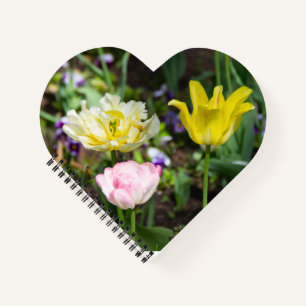 Cuaderno Tulipanes blancos, rosas y amarillos en el jardín