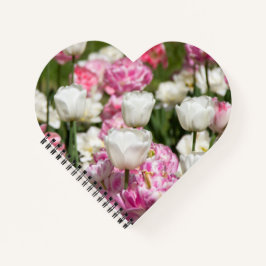 Cuaderno Tulipanes blancos y rosas brillantes en un día sol