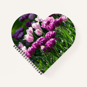 Cuaderno Tulipanes brillantes de color lila y rosa en un dí
