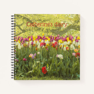 Cuaderno Tulipanes coloridos en un parque personalizado