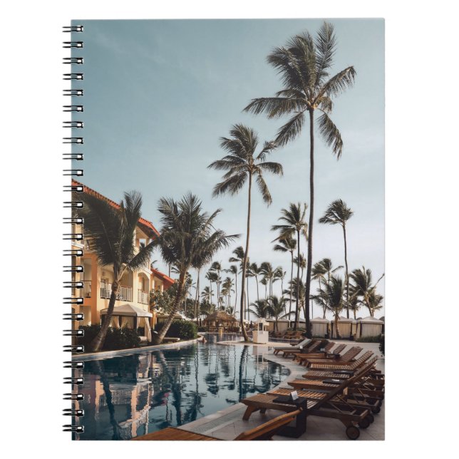 Cuaderno Tumbonas de madera marrón cerca de la piscina rode (Frente)