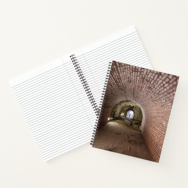 Cuaderno Túnel de ladrillo en un búnker militar (Interior)