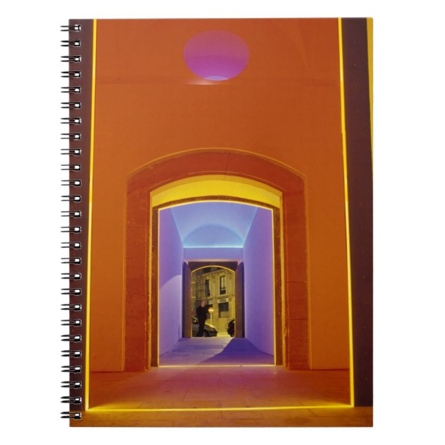 Cuaderno UE, España, Barcelona. Puerta iluminada cerca de P (Frente)