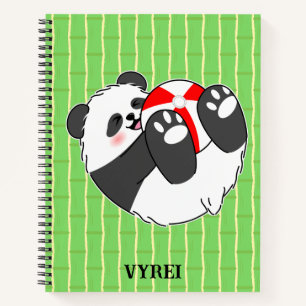 Cuaderno Un adorable bebé panda jugando con una pelota