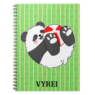 Cuaderno Un adorable bebé panda jugando con una pelota