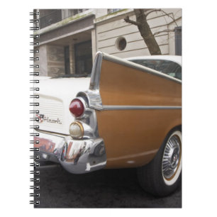 Cuaderno Un auto Studebaker Silver Hawk Classic estacionado