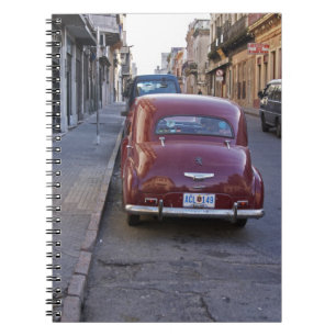 Cuaderno Un clásico Peugeot rojo antiguo estacionado en una