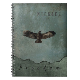 Cuaderno Un cuervo en vuelo en el fondo verde y gris de