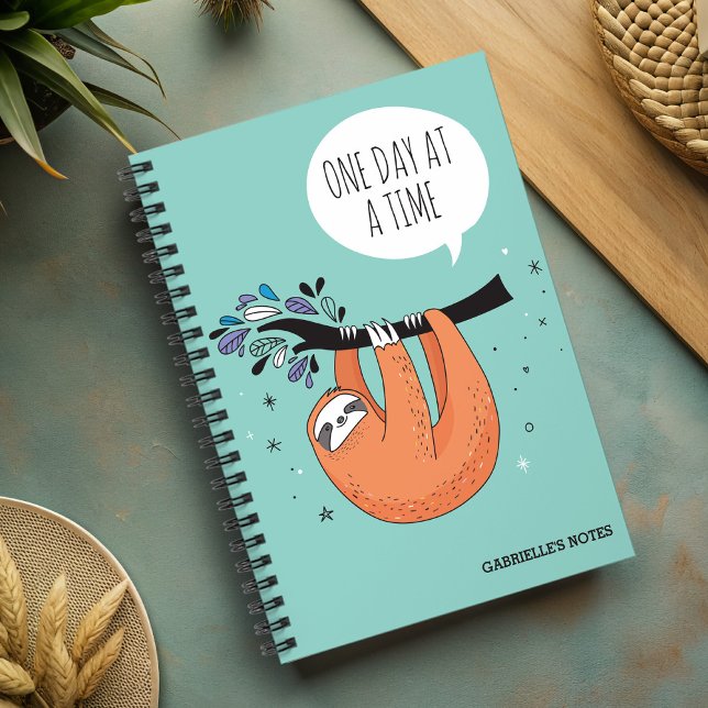 Cuaderno Un Día A La Vez - Divertida Leche (A funny notebook to remind you to just take it easy and smell the roses just like a sloth! )