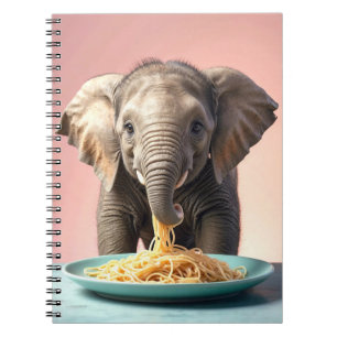 Cuaderno Un elefante bebé lindo comiendo espagueti