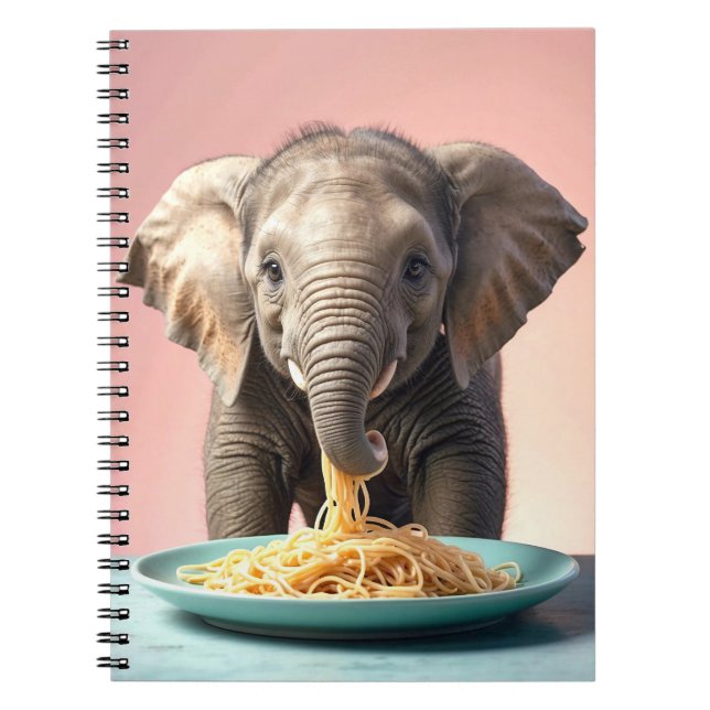Cuaderno Un elefante bebé lindo comiendo espagueti (Frente)