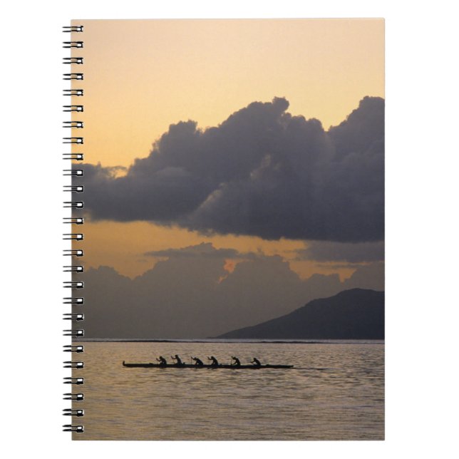 Cuaderno Un equipo de canoa de ultrardía practica frente a  (Frente)