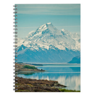 Cuaderno Un fondo verde de plantas de helecho con sombras. 