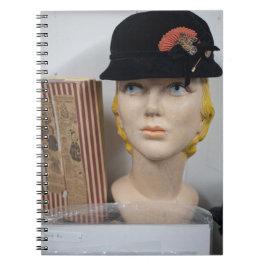 Cuaderno Un libro clásico y una composición de busto