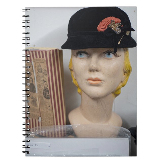 Cuaderno Un libro clásico y una composición de busto (Frente)