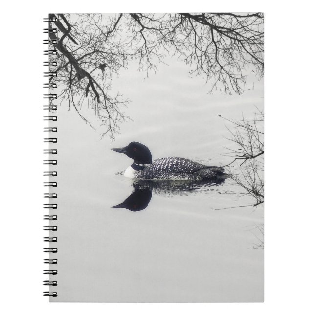 Cuaderno Un lomo común nade en un lago del norte en inviern (Frente)