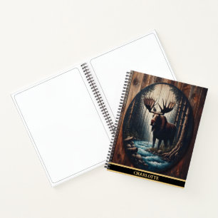 Cuaderno Un majestuoso alce junto a un sereno ribereño