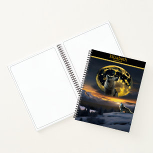Cuaderno Un majestuoso lobo aullando al cielo iluminado por