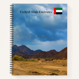 Cuaderno Un paisaje árido bajo un cielo dramático y nublado