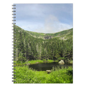 Cuaderno Un pequeño estanque en el valle de las montañas