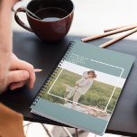 Cuaderno Un regalo encantador para la familia verde fotográ<br><div class="desc">Un regalo encantador para la familia verde fotográfica moderna</div>