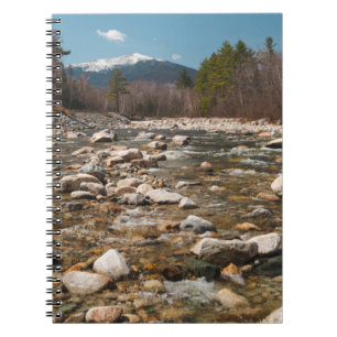 Cuaderno Un río fluido con agua clara fluyendo hacia el oes