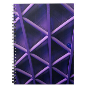 Cuaderno Un techo violeta con una cruz cruzada; un blu