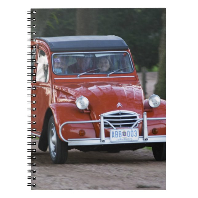 Cuaderno Un viejo Citroen 2CV rojo con una mujer sonriente (Frente)