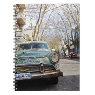 Cuaderno Un viejo coche de color oxidado y descascarado apa