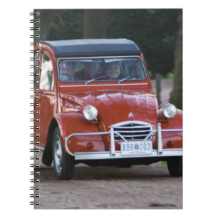 Cuaderno Un viejo coche rojo Citroen 2CV con una mujer sonr